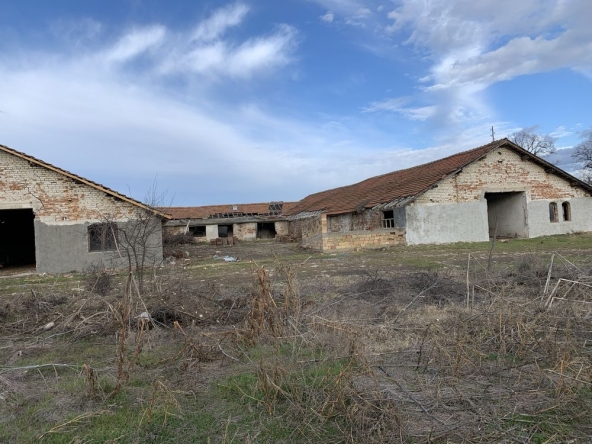 Дава се под наем Промишлена сграда в с. Куцина, Област Велико Търново - 800 кв.м за 612 € - Снимка #1