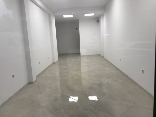 Дава се под наем Магазин в Айтос - 40 кв.м за 382.5 € - Снимка #1