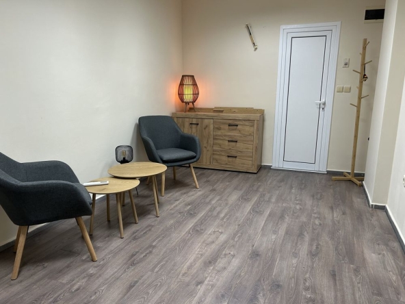 Дава се под наем Офис в Варна, Централна поща - 15 кв.м за 25.5 € - Снимка #1