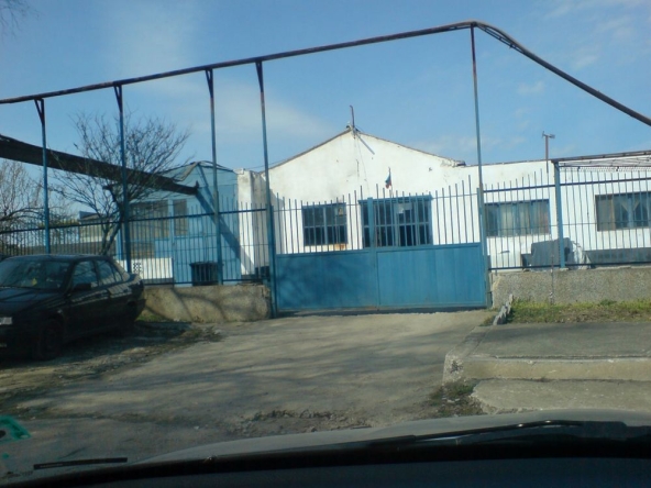 Промишлена сграда в Добрич, Промишлена зона - Запад - 2500 кв.м за 100 €/кв.м - Снимка #1