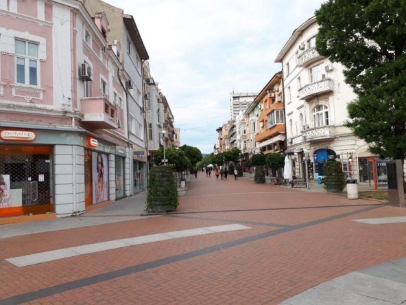 Двустаен апартамент в Варна, Погреби - 89 кв.м за 2461 €/кв.м - Снимка #1