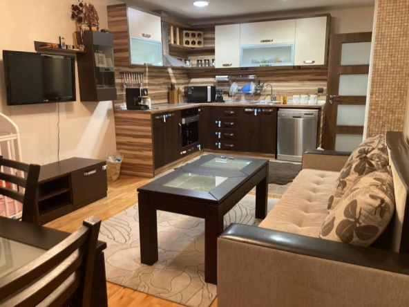 Дава се под наем Тристаен апартамент в Царево - 6 кв.м за 408 € - Снимка #1