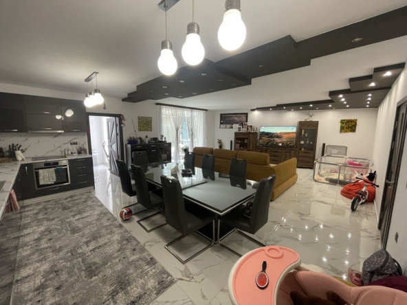 Четиристаен апартамент в Казанлък - 150 кв.м за 1334 €/кв.м - Снимка #1