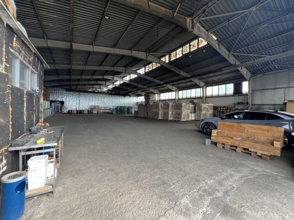 Дава се под наем Склад в с. Яна, Област София-град - 920 кв.м за 3680 € - Снимка #1