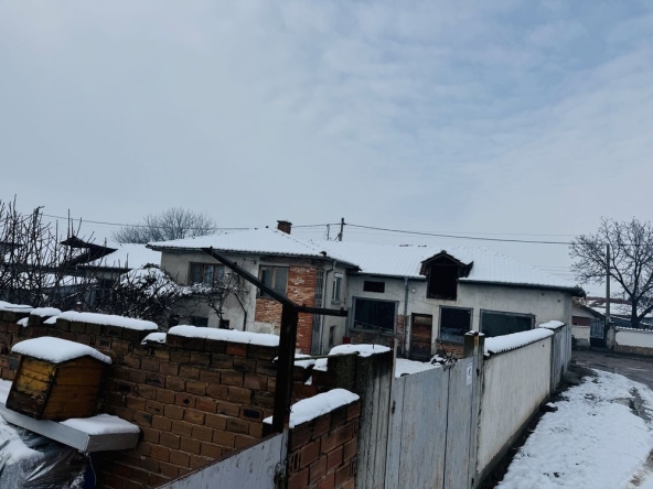 Дава се под наем Склад в с. Скутаре, Област Пловдив - 850 кв.м за 408 € - Снимка #1