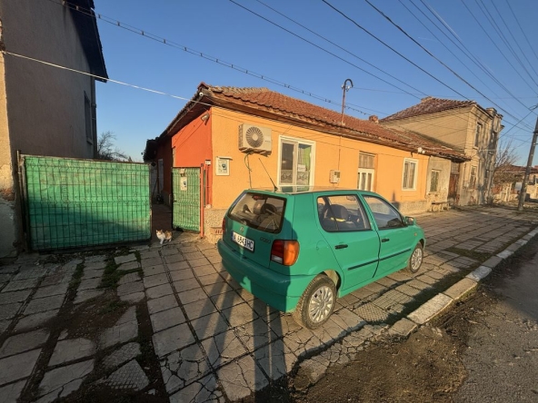 Къща в Стралджа - 850 кв.м за 27 €/кв.м - Снимка #1