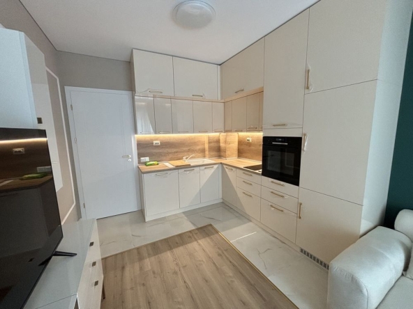 Дава се под наем Двустаен апартамент в к.к. Св.Св. Константин и Елена - 74 кв.м за 1100 € - Снимка #1