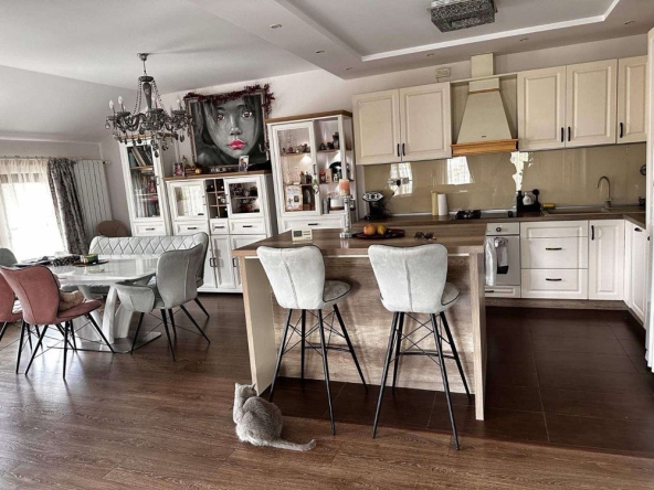 Тристаен апартамент в Казанлък - 133 кв.м за 1342 €/кв.м - Снимка #1