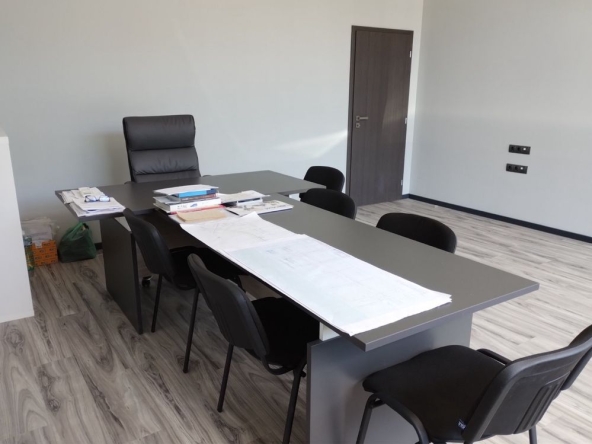 Дава се под наем Офис в Шумен, 2-ри корпус - 45 кв.м за 220 € - Снимка #1