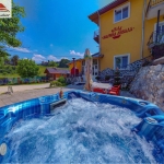 Дава се под наем Къща в Велинград - 300 кв.м за 357 € - Снимка #1