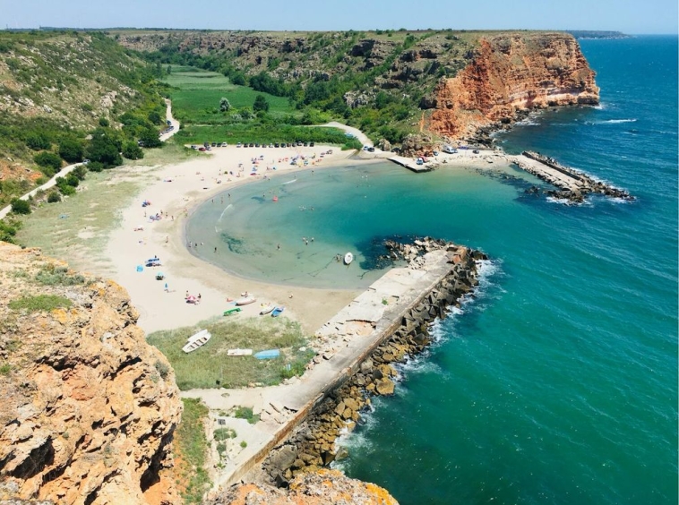 Земеделски имот в с. Варвара, Област Бургас -  кв.м за 49975 €/дка - Снимка #1