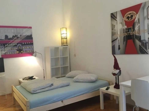 Дава се под наем Едностаен апартамент в Пловдив, Гагарин - 40 кв.м за 178.5 € - Снимка #1