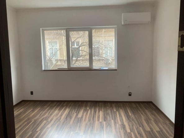 Дава се под наем Четиристаен апартамент в София, Център - 100 кв.м за 899 € - Снимка #1