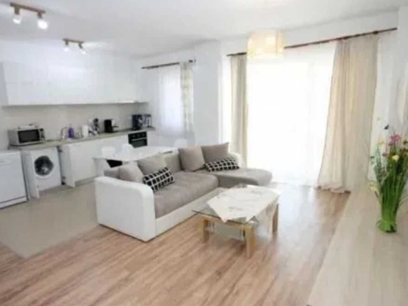 Дава се под наем Двустаен апартамент в Пловдив, Остромила - 65 кв.м за 229.5 € - Снимка #1