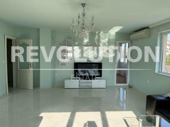 Дава се под наем Тристаен апартамент в Варна, Бриз - 135 кв.м за 1200 € - Снимка #1