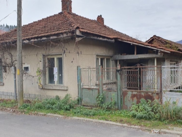Къща в с. Черни Осъм, Област Ловеч - 542 кв.м за 93 €/кв.м - Снимка #1