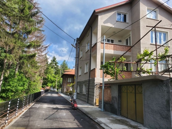 Дава се под наем Етаж от къща в Стрелча - 400 кв.м за 51 € - Снимка #1