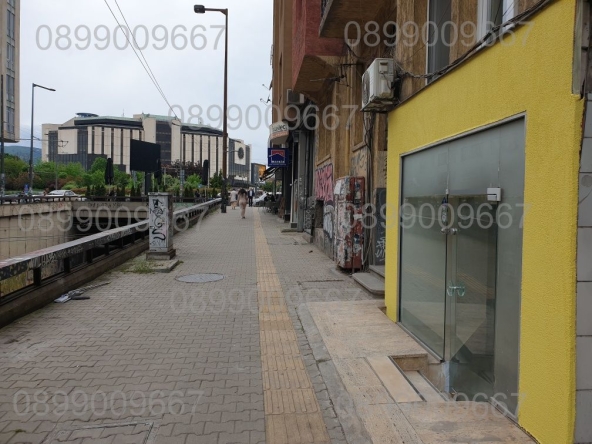 Дава се под наем Магазин в София, Медицинска академия - 12 кв.м за 360 € - Снимка #1