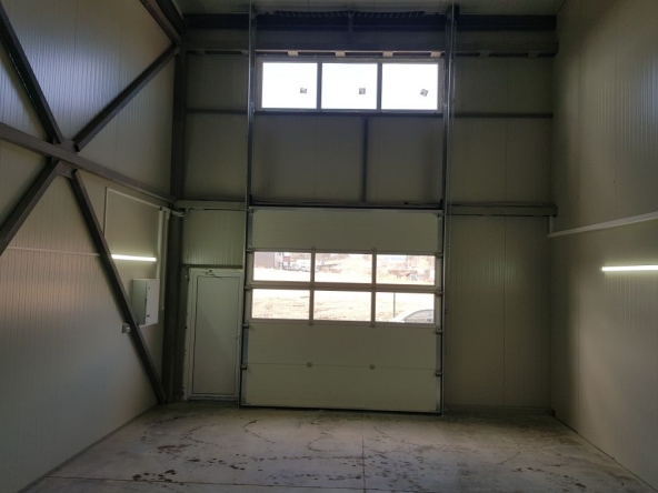 Дава се под наем Промишлена сграда в Варна, м-т Атанас Тарла - 50 кв.м за 408 € - Снимка #1