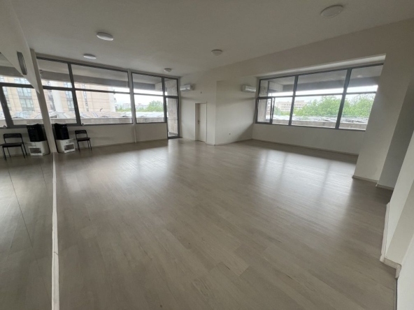 Дава се под наем Зала за събития в Пловдив, Тракия -  кв.м за 40.8 € - Снимка #1