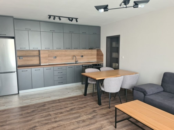 Дава се под наем Тристаен апартамент в Пловдив, Младежки Хълм - 105 кв.м за 612 € - Снимка #1