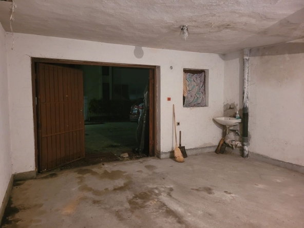 Дава се под наем Гараж / Паркомясто в Кърджали, Център - 28 кв.м за 180 € - Снимка #1