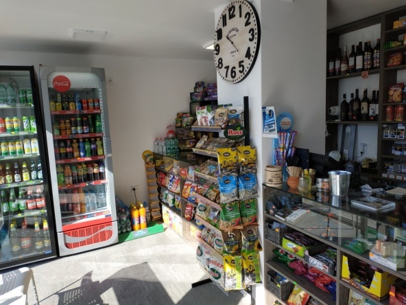 Дава се под наем Гараж / Паркомясто в Благоевград, Освобождение - 900 кв.м за 2397 € - Снимка #1