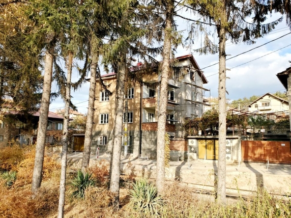 Дава се под наем Етаж от къща в Стрелча - 400 кв.м за 153 € - Снимка #1