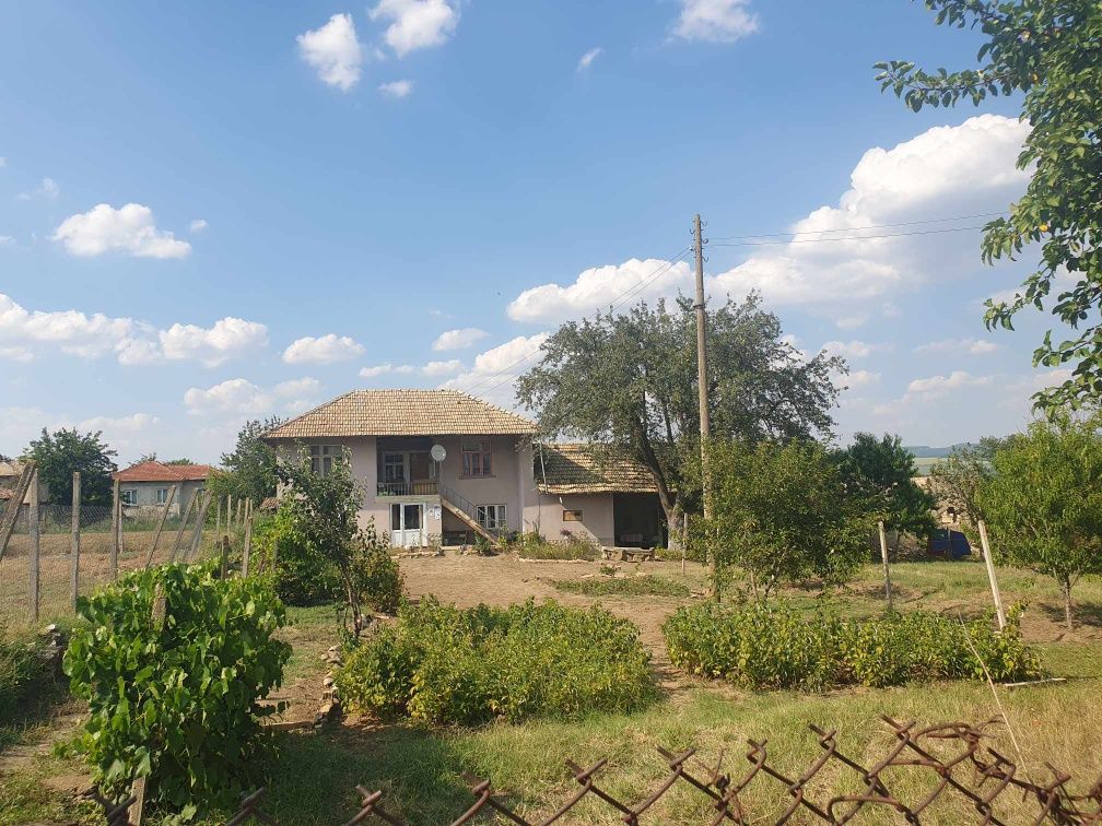 Къща в с. Надарево, Област Търговище - 384 кв.м за 131 €/кв.м - Снимка #1