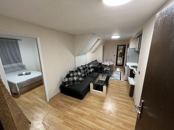 Дава се под наем Тристаен апартамент в Плевен, Идеален център - 60 кв.м за 382.5 € - Снимка #1