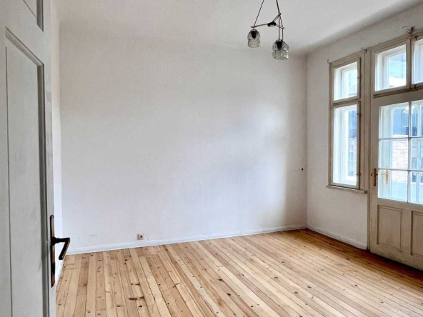 Дава се под наем Тристаен апартамент в София, Център - 88 кв.м за 698.19 € - Снимка #1