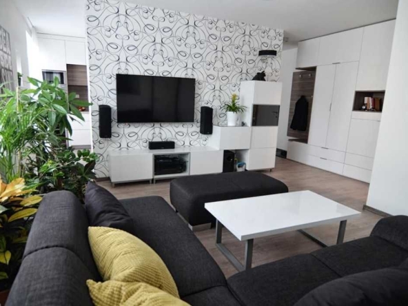 Дава се под наем Тристаен апартамент в Пловдив, Остромила - 89 кв.м за 400 € - Снимка #1