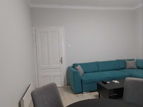 Тристаен апартамент в София, Център - 75 кв.м за 9 €/кв.м - Снимка #1