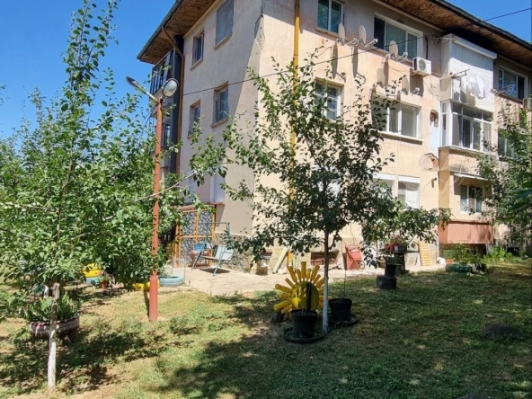 Тристаен апартамент в Плевен, Сторгозия - 75 кв.м за 934 €/кв.м - Снимка #1