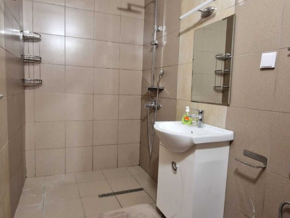 Дава се под наем Тристаен апартамент в Пловдив, Остромила - 70 кв.м за 548.25 € - Снимка #1