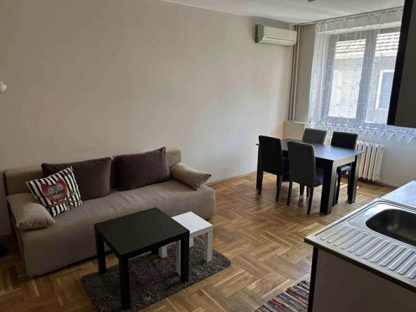 Дава се под наем Тристаен апартамент в София, Център - 58 кв.м за 599 € - Снимка #1