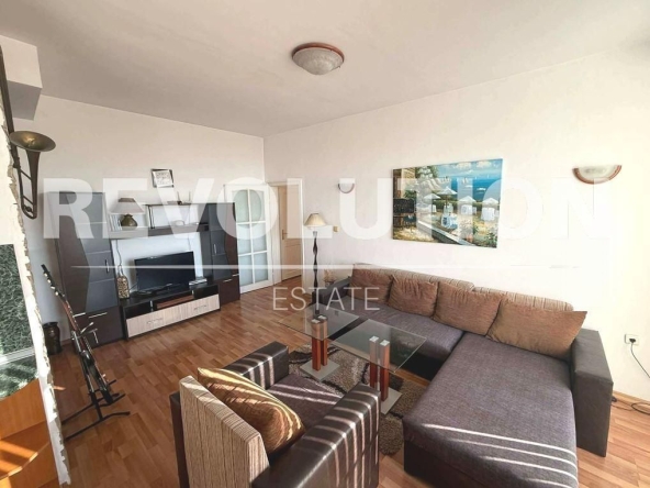 Дава се под наем Тристаен апартамент в Варна, Лятно кино Тракия - 130 кв.м за 797.64 € - Снимка #1