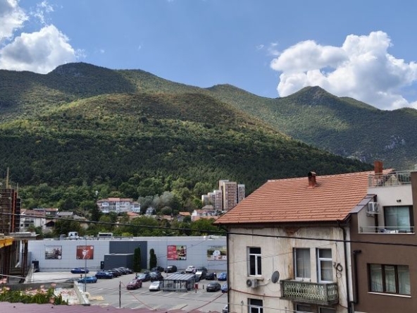 Дава се под наем Тристаен апартамент в Враца, Център - 80 кв.м за 331.5 € - Снимка #1