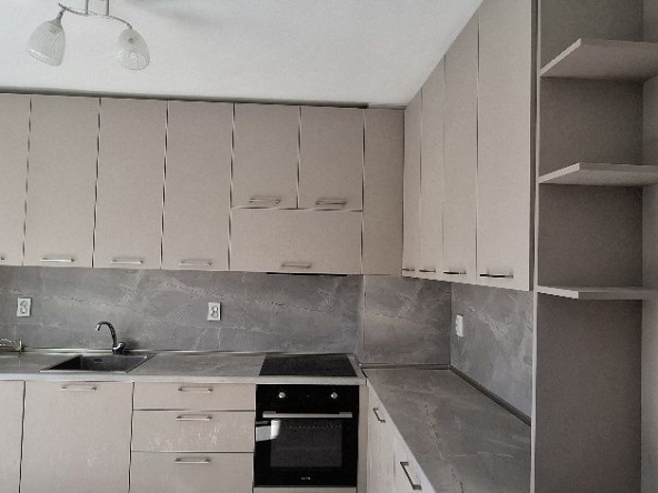 Дава се под наем Многостаен апартамент в Пловдив, Младежки Хълм - 200 кв.м за 816 € - Снимка #1