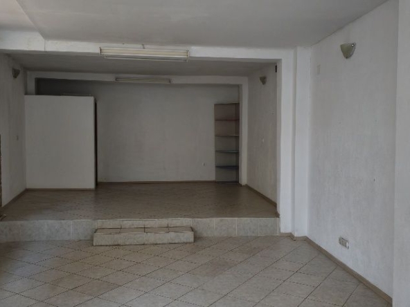 Дава се под наем Магазин в Асеновград - 70 кв.м за 357 € - Снимка #1