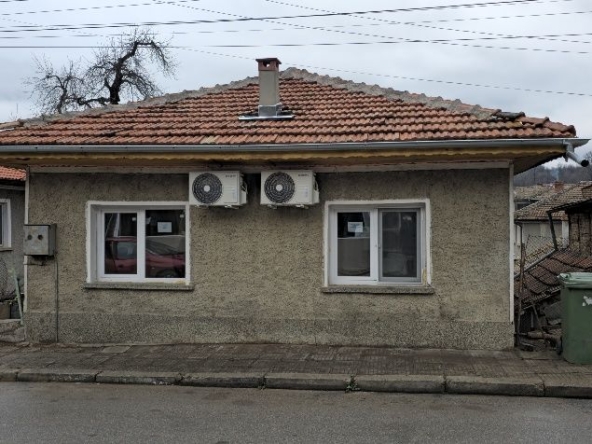 Дава се под наем Къща в Елена - 61 кв.м за 127.5 € - Снимка #1