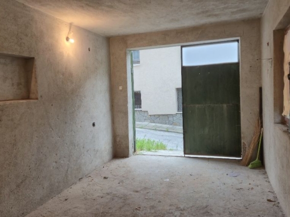 Дава се под наем Гараж / Паркомясто в Асеновград - 45 кв.м за 101.49 € - Снимка #1