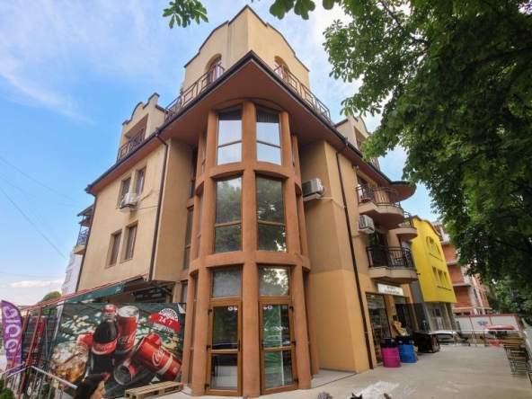 Тристаен апартамент в Перник, Изток - 116 кв.м за 1699 €/кв.м - Снимка #1