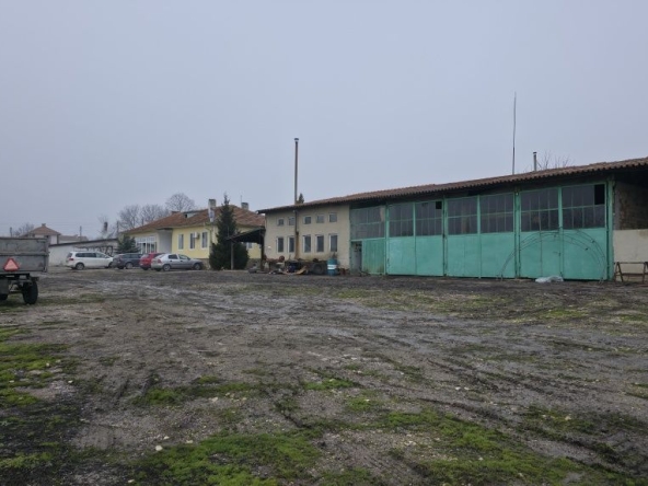 Промишлена сграда в с. Върбак, Област Шумен - 6000 кв.м за 29 €/кв.м - Снимка #1