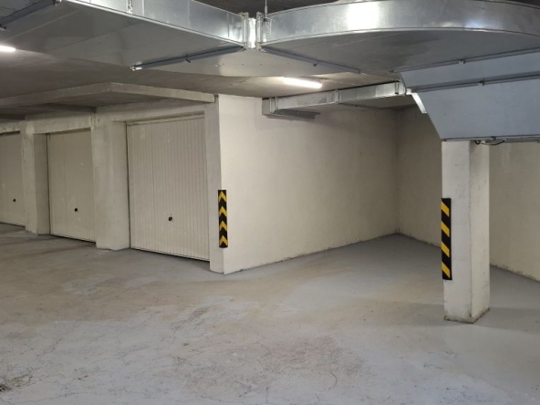 Дава се под наем Гараж / Паркомясто в София, Зона Б-18 - 8 кв.м за 66.3 € - Снимка #1