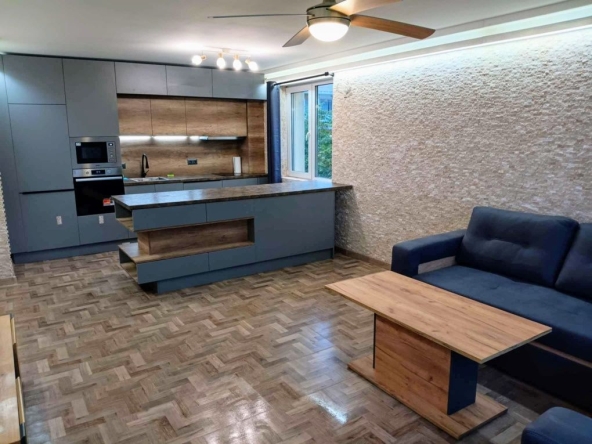 Дава се под наем Тристаен апартамент в Варна, Бриз - 120 кв.м за 918 € - Снимка #1