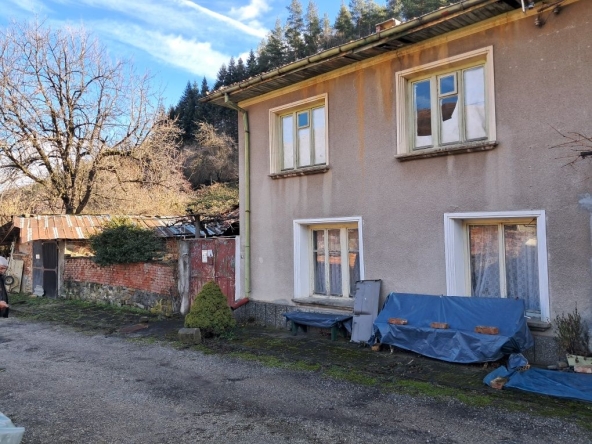 Къща в с. Черни Осъм, Област Ловеч - 420 кв.м за 56 €/кв.м - Снимка #1