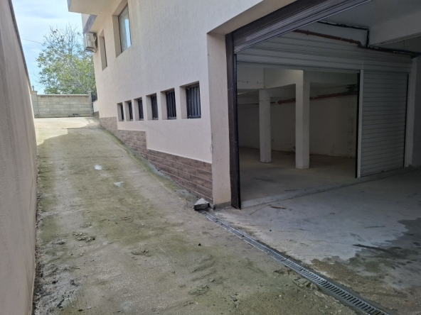 Дава се под наем Гараж / Паркомясто в Варна, м-т Траката - 60 кв.м за 255 € - Снимка #1