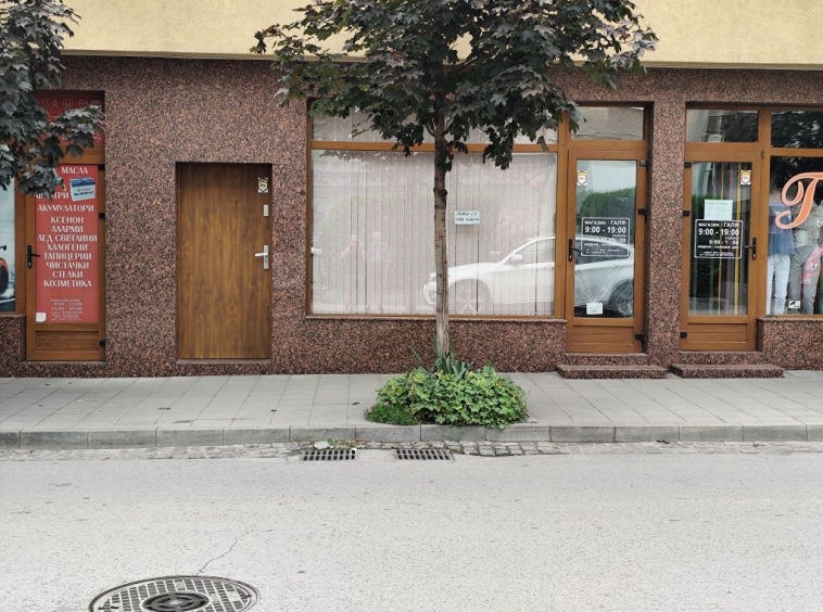 Дава се под наем Магазин в Панагюрище - 80 кв.м за 408 € - Снимка #1