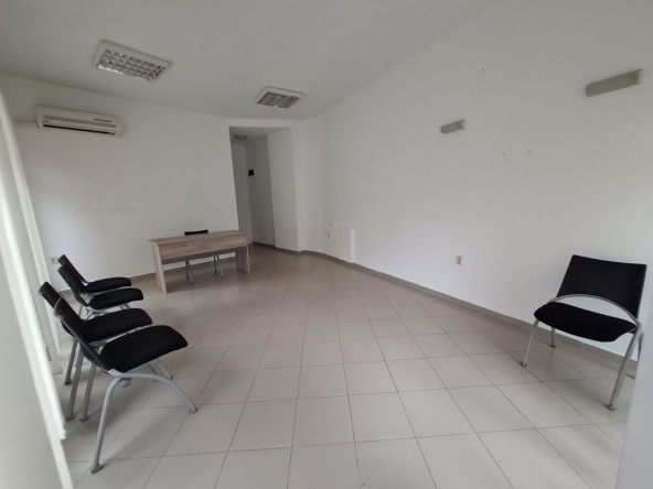 Дава се под наем Магазин в Поморие - 35 кв.м за 228.99 € - Снимка #1